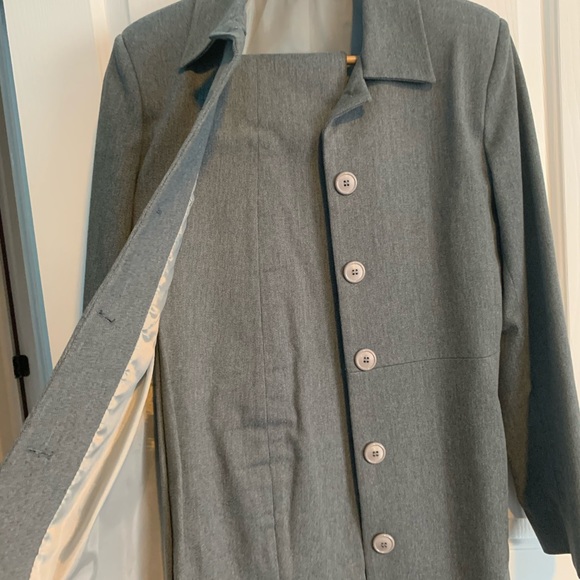 Gray suite - Picture 2 of 5